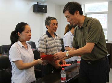 省總工會(huì )黨組書(shū)記、副主席陳震一行到順昌虹潤精密儀器有限公司慰問(wèn)困難職工